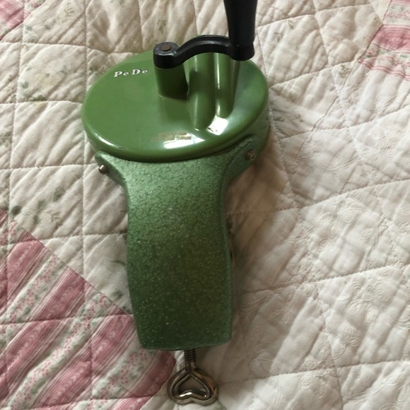 Vintage cast iron Green Pe De bean slicer- screws onto your counter. - Picture 9 of 9